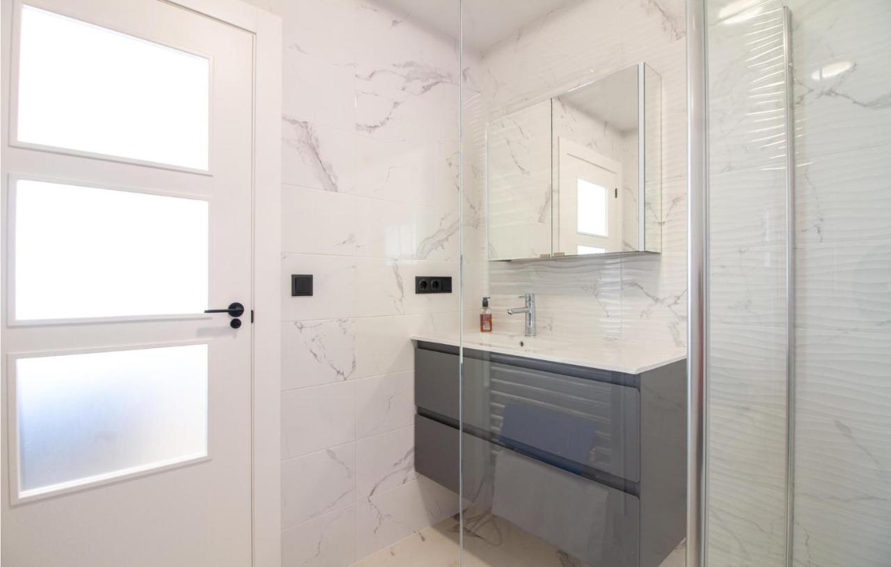 4 Bedroom Lovely In Appartement *